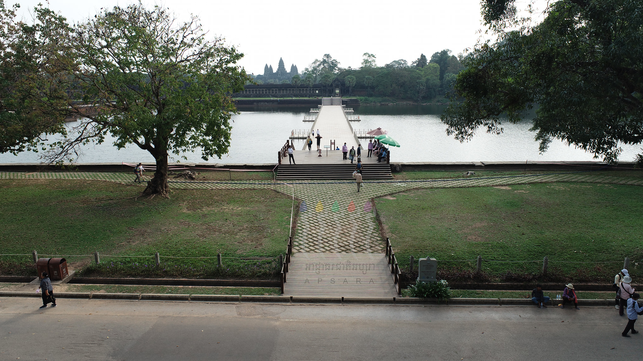 វាលស្មៅនៅមុខប្រាសាទអង្គរវត្តមានសោភ័ណភាពបៃតងខួបប្រាំងខួបវស្សា