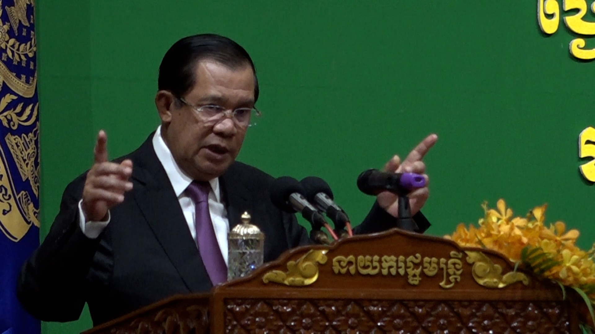 សម្តេចតេជោ ហ៊ុន សែន ព្រមានដុតកម្ទេចចោលរថយន្តកំទេចចោលទុកជាគំរូ ប្រសិនបើមិនព្រមមកបង់ពន្ធ តាមការអំពាវនាវរបស់រាជរដ្ឋាភិបាល