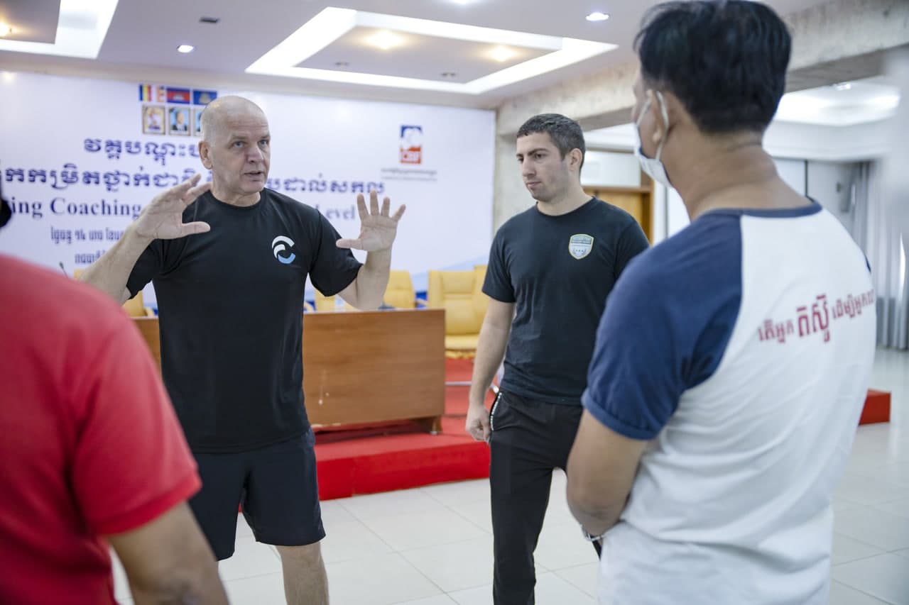 គ្រូឧទ្ទេសអង់គ្លេស ដែលមានបទពិសោធន៍៤០ឆ្នាំនឹងជួយចែករំលែកចំណេះដឹងថ្មីៗបន្ថែម ដល់គ្រូបង្វឹកប្រដាល់សកលកម្ពុជា