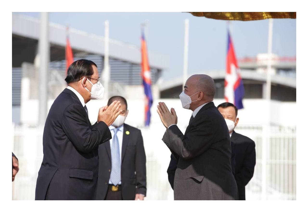 ព្រះករុណា ព្រះបាទ សម្តេចព្រះបរមនាថ នរោត្តម សីហមុនី បានយាងចាកចេញពីរាជធានីភ្នំពេញ ដើម្បីចូលរួមពិធីបើកព្រឹត្តិការណ៍ប្រកួតកីឡាអូឡាំពិករដូវរងា នៅរដ្ឋធានីប៉េកាំង ប្រទេសចិន
