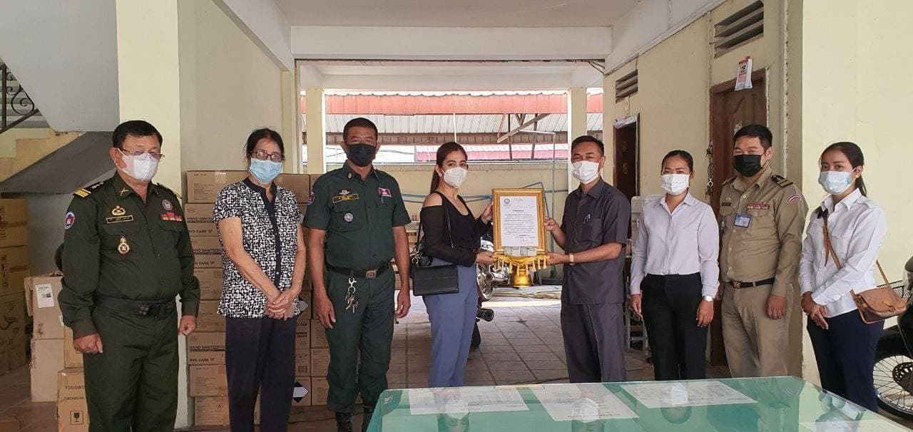តំណាងឯកឧត្តម ស ថេត នាំយកថវិកាចំនួន ៥២លានរៀល ដែលជាការឧបត្ថម្ភ សម្តេចតេជោ  ប្រគល់ជូនគ្រួសារសព សមាជិកចំនួន ១៣នាក់ នៅក្នុងខណ្ឌចំនួន ០៨ខណ្ឌ