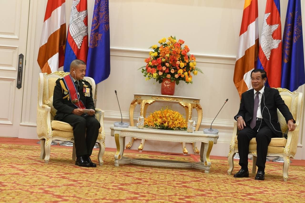 សម្តេចតេជោ កំពុងទទួលជួបពិភាក្សា ការងារ ជាមួយ មេបញ្ជាការកងទ័ពជើងគោកថៃ នៅវិមានសន្តិភាព