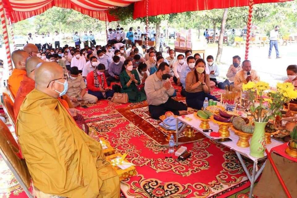អភិបាលខេត្តកែប និងលោកជំទាវ ចំណាយថវិកាផ្ទាល់ខ្លួន សាងសង់អគារបណ្ណាល័យ ១ខ្នង ក្នុងបរិវេណអនុវិទ្យាល័យ ហ៊ុន សែនក្រុងកែប តម្លៃជិត ២ម៉ឺនដុល្លារអាមេរិក