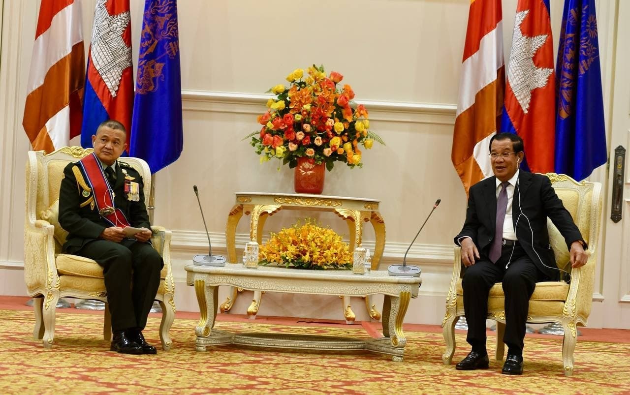 មេបញ្ជាការកងទ័ពជើងគោកថៃ ប្ដេជ្ញាជូនសម្ដេចតេជោថា ត្រៀមខ្លួនជាស្រេច ធ្វើយ៉ាងណាសហការជាមួយកងទ័ពកម្ពុជា ដើម្បីថែរក្សាសន្តិភាព ស្ថិរភាព និងសុវត្ថិភាព សម្រាប់ប្រទេសទាំង២