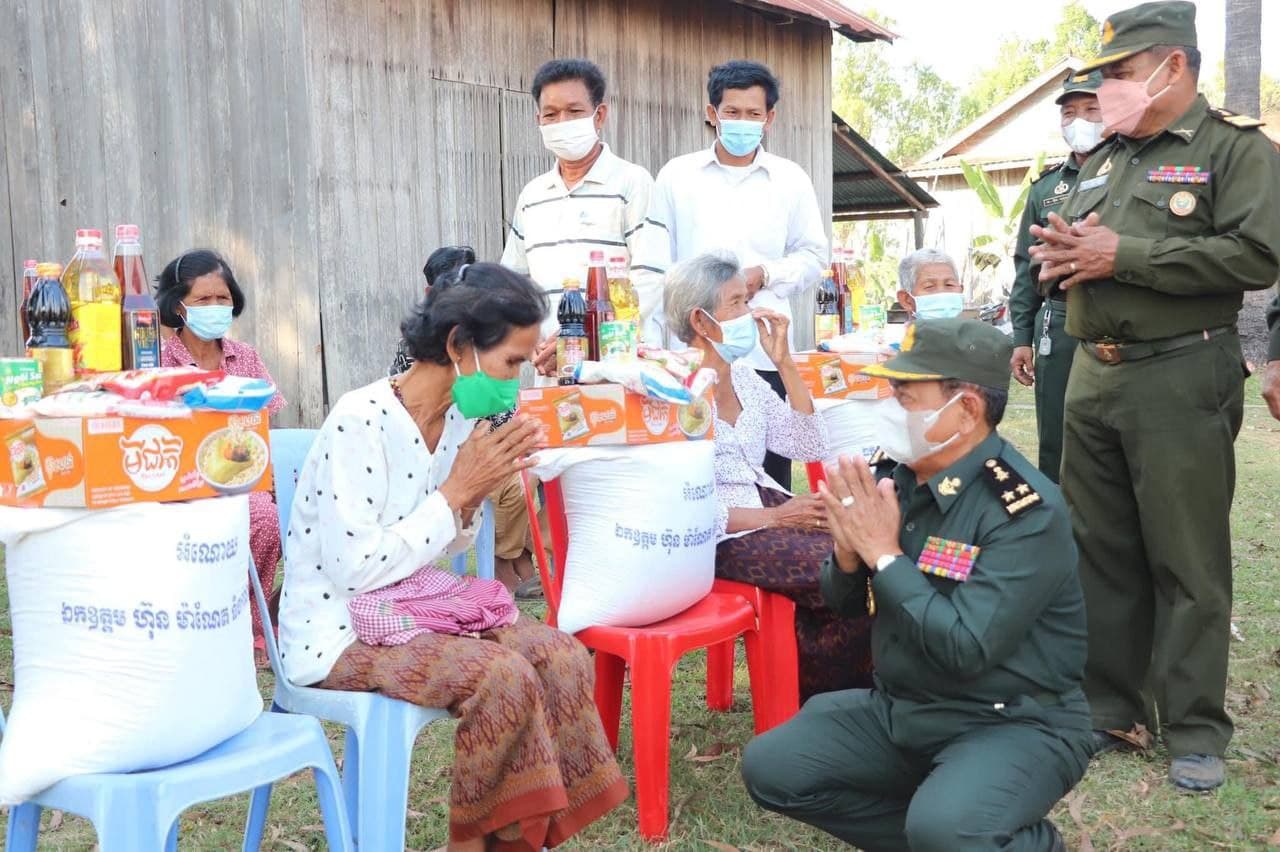 អំណោយឯកឧត្តមបណ្ឌិតហ៊ុន ម៉ាណែត និងលោកជំទាវ ពេជ ចន្ទមុន្នី ត្រូវបានប្រគល់ជូនចាស់ជរាគ្មានទីពឹងនិងប្រជាពលរដ្ឋទីទ័លក្រ