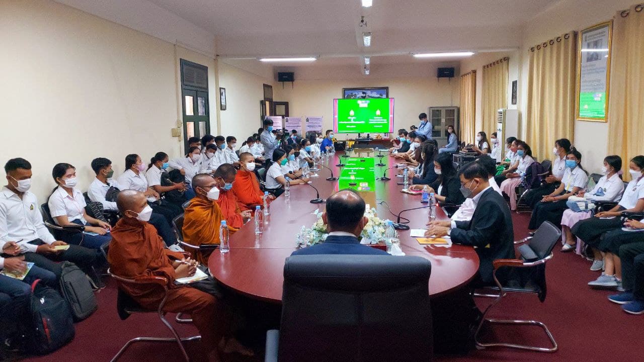 មហាវិទ្យាល័យសិល្បៈ មនុស្សសាស្ត្រ និងអប់រំ បានរៀបចំសន្និសីទសារព័ត៌មានស្តីពីការសិក្សាប្រព័ន្ធផ្សព្វផ្សាយឌីជីថល”DMS” សម្រាប់បើកដំណើរការបណ្តុះបណ្តាលដល់និស្សិតក្នុងឆ្នាំសិក្សាថ្មី (២០២១-២០២២) នេះ (មានវីដេអូ)