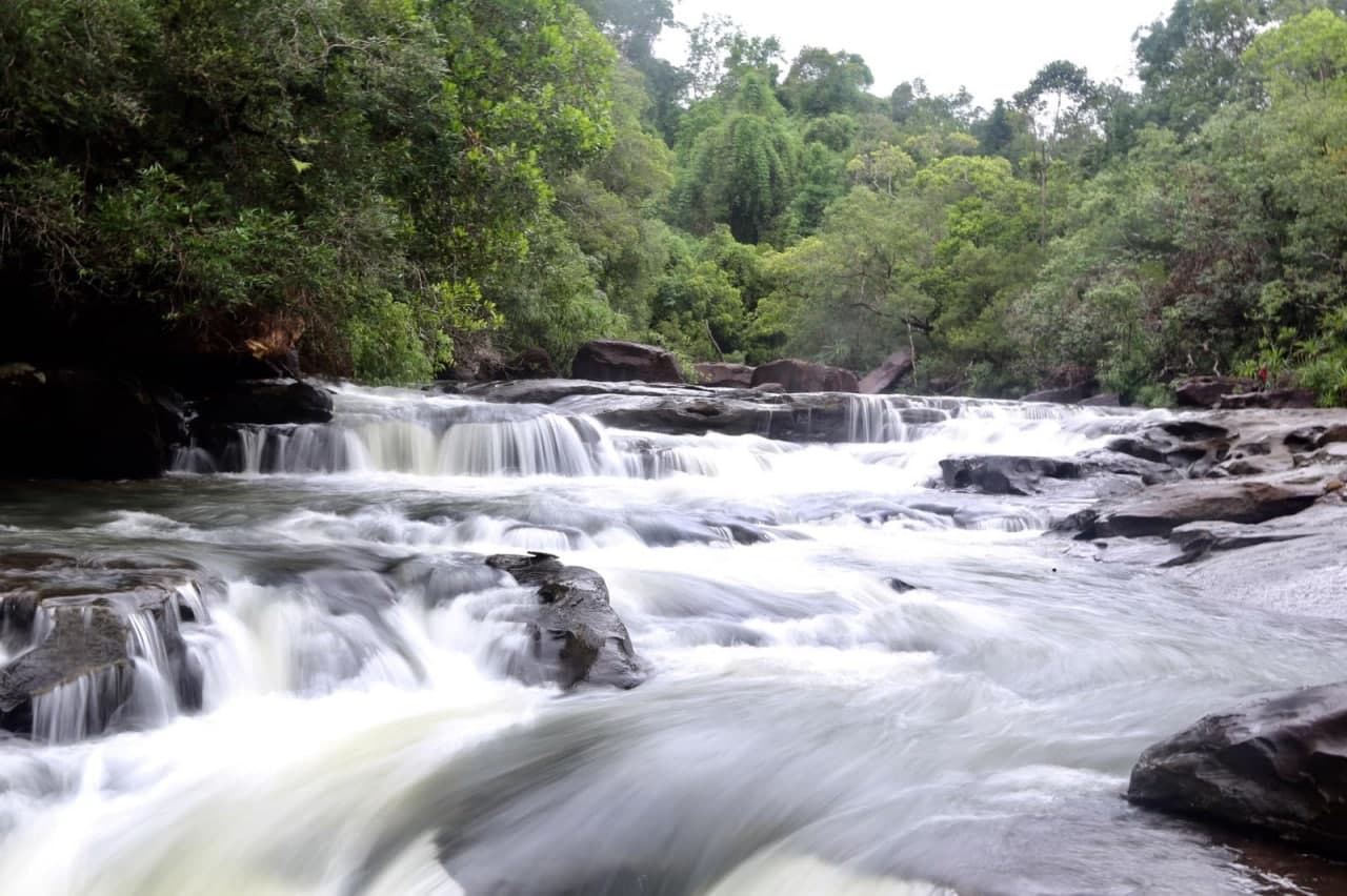 រមណីយដ្ឋានថ្មរូងជាតំបន់ទេសចរណ៍ទាក់ទាញមួយនៃទឹកធ្លាក់ធម្មជាតិ