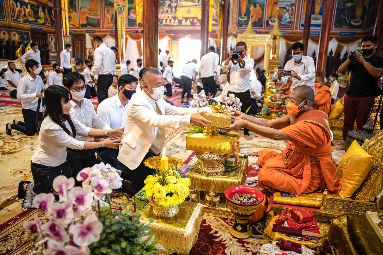សមាគមបាល់ទាត់កងយោធពលខេមរភូមិន្ទ (Tiffy Army FC) និងក្រុមកីឡាករ សុំពរជ័យពីសម្ដេចសង្ឃ ម៉ួងរ៉ា ក្នុងការត្រៀមបើកលីគកំពូលរដូវកាលថ្មី