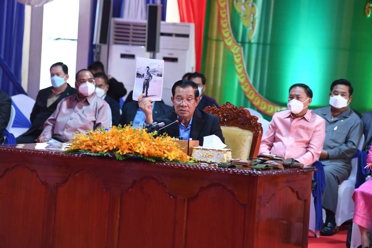សម្តេចតេជោ អញ្ជើញសំណេះសំណាលជាមួយក្រុមការងារ ផលិតភាពយន្តភាគ និងតួសំដែងរឿង កូនប្រុសក្រោមពន្លឺព្រះចន្ទពេញបូរណ៌មី