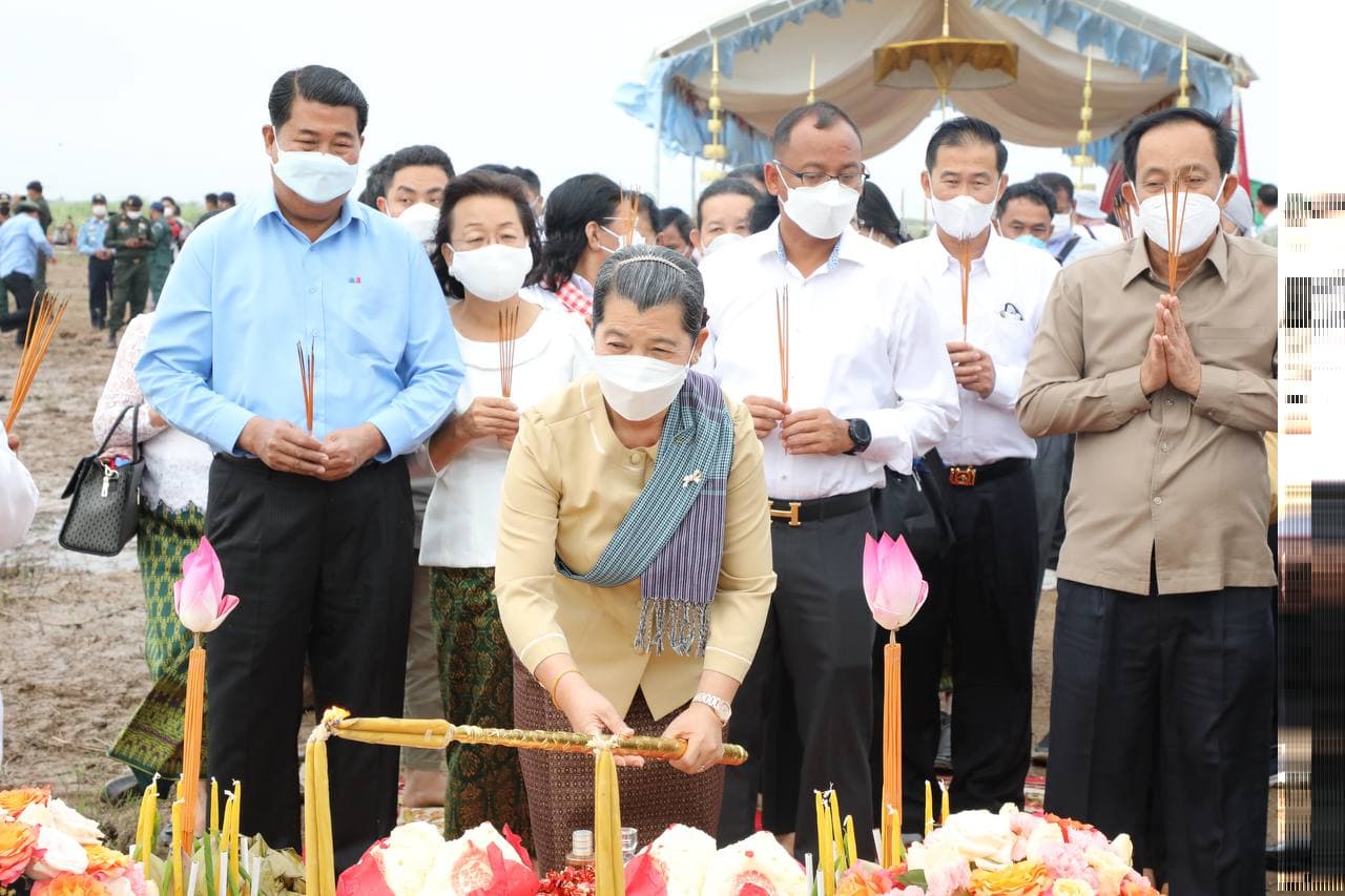 លោកជំទាវកិត្តិសង្គហបណ្ឌិត ម៉ែន សំអន អញ្ជើញ បួងសួងសុំសេចក្តីសុខនៅចំណុចព្រំប្រទល់ទឹកបីខេត្ត នៅភាគពាយព្យប្រទេស
