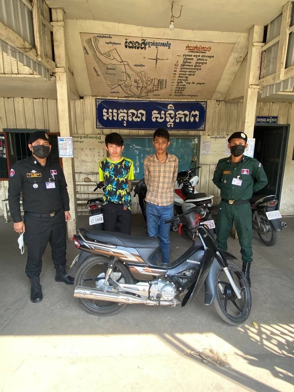 កំលាំងនគរបាលខណ្ឌឬស្សីកែវ បង្ក្រាបករណីឆក់ការបូបមិនបានសំរេច ឃាត់ខ្លួនជនសង្ស័យ ០២នាក់