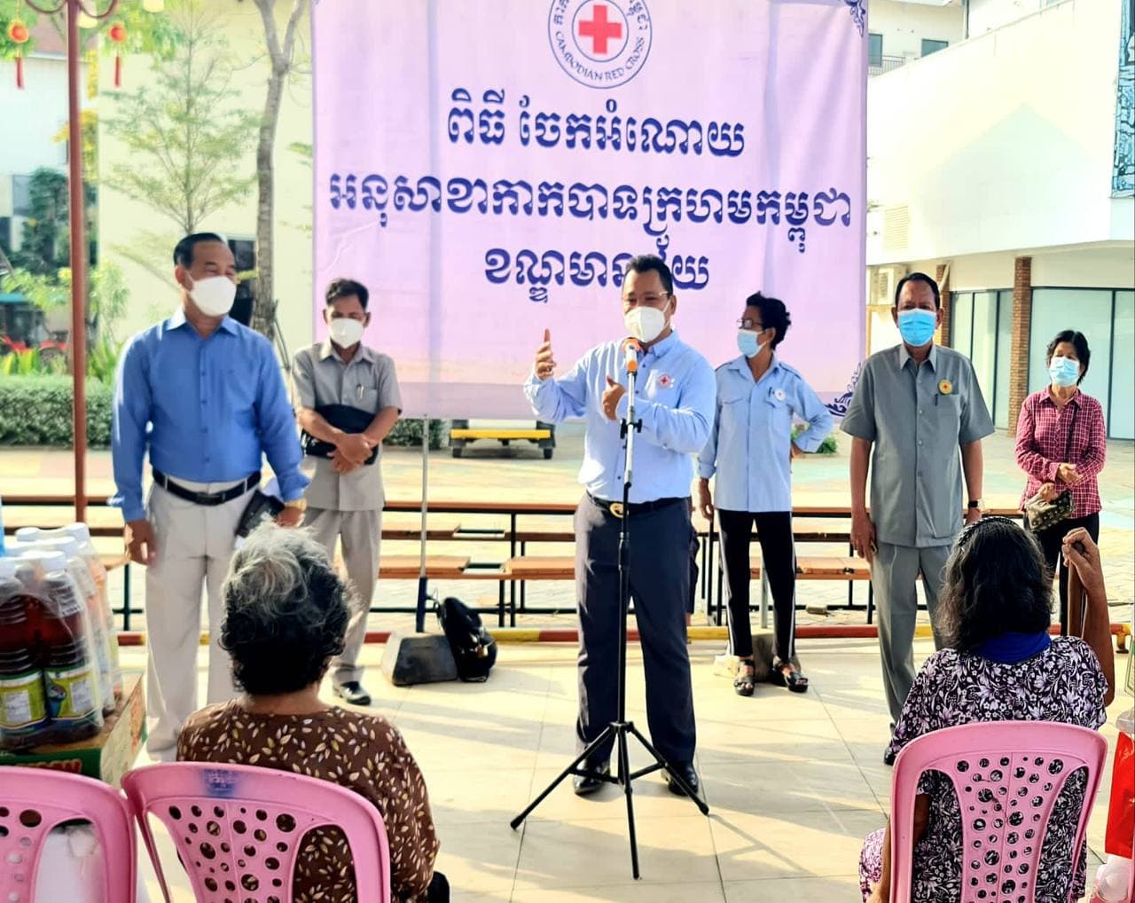 ពលរដ្ឋដែលជួបជីវភាពខ្វះខាត ចាស់ជរាគ្មានទីពឹង ស្ត្រីមេម៉ាយ ជនពិការ ចំនួន ៤០គ្រួសារ ទទួលអំណោយមនុស្សធម៌ ពីអនុសាខាកាកបាទក្រហម ខណ្ឌមានជ័យ