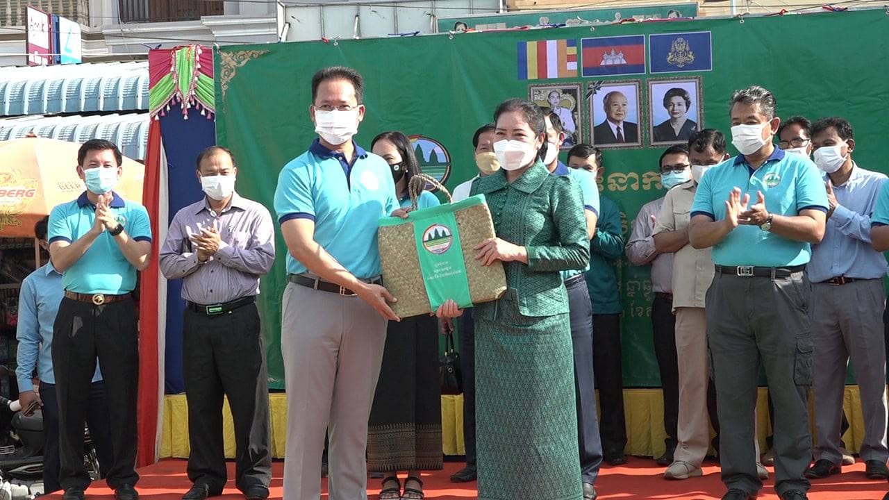 មន្រ្តីជាន់ខ្ពស់ក្រសួងបរិស្ថាន ៖ ប្រជាពលរដ្ឋប្រើប្រាស់ថង់បរិស្ថាន ដើម្បីកាត់បន្ថយប្លាស្ទិក ដែលបង្កហានិភ័យដល់សុខុមាលភាពមនុស្ស និងប៉ះពាល់បរិស្ថាន