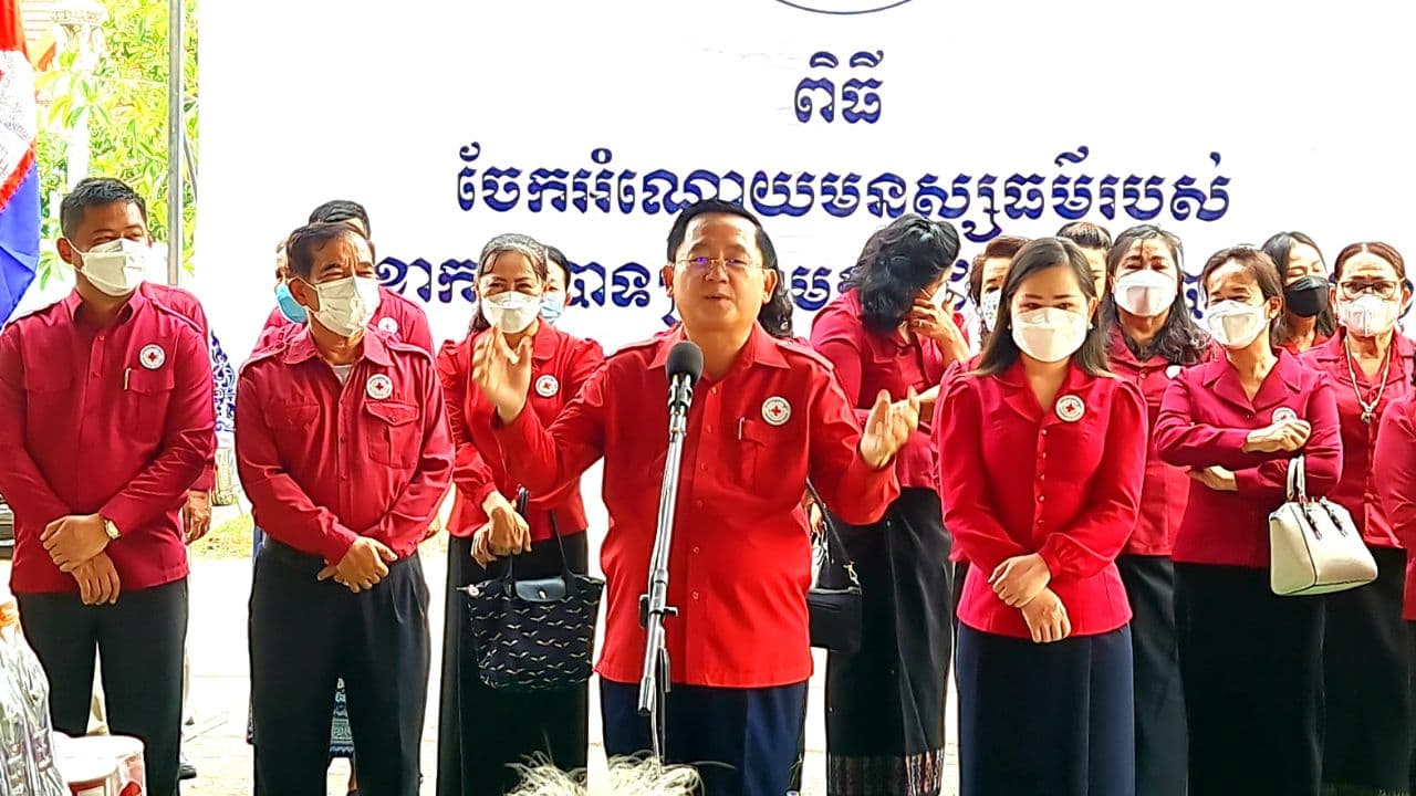 ប្រធានគណៈកម្មាធិការសាខាកាកបាទក្រហមខេត្តបាត់ដំបង អំពាវនាវឲ្យប្រជាពលរដ្ឋក្នុងខេត្តត្រូវប្រុងប្រយ័ត្ននិងប្រកាន់ខ្ជាប់នូវវិធានការសុខាភិបាលខណៈមេរោគកូវីដបំប្លែងថ្មី”អូមីក្រុង”បន្តឆ្លងកើនឡើង ជារៀងរាល់ថ្ងៃ