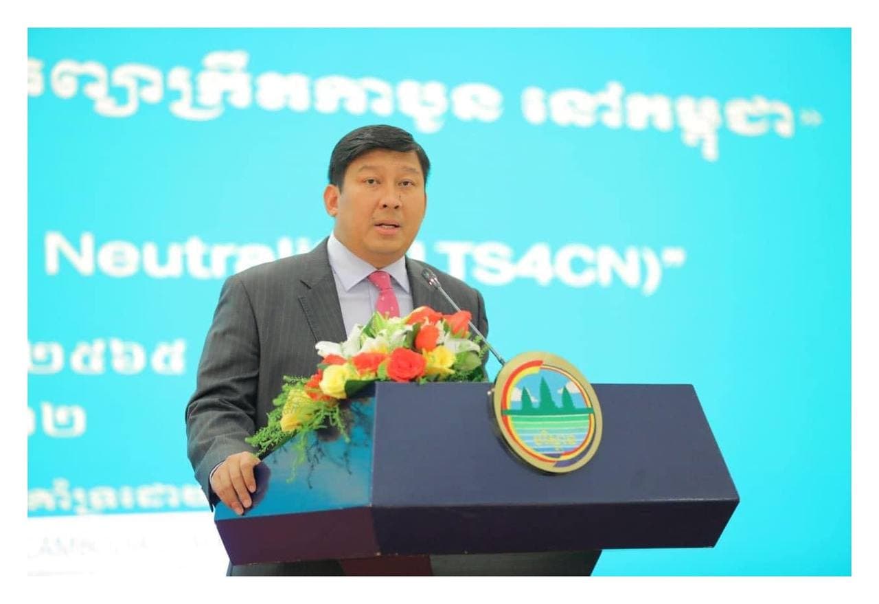 រដ្ឋមន្ត្រីបរិស្ថាន សាយ សំអាល់ វាយតម្លៃខ្ពស់ និងអបអរសាទរដល់ក្រុមការងារក្នុងការផលិតបាននូវសៀវភៅ “យុទ្ធសាស្ត អភិវឌ្ឍន៍រយៈពេលវែងប្រកបដោយអព្យាក្រឹតកាបូន”