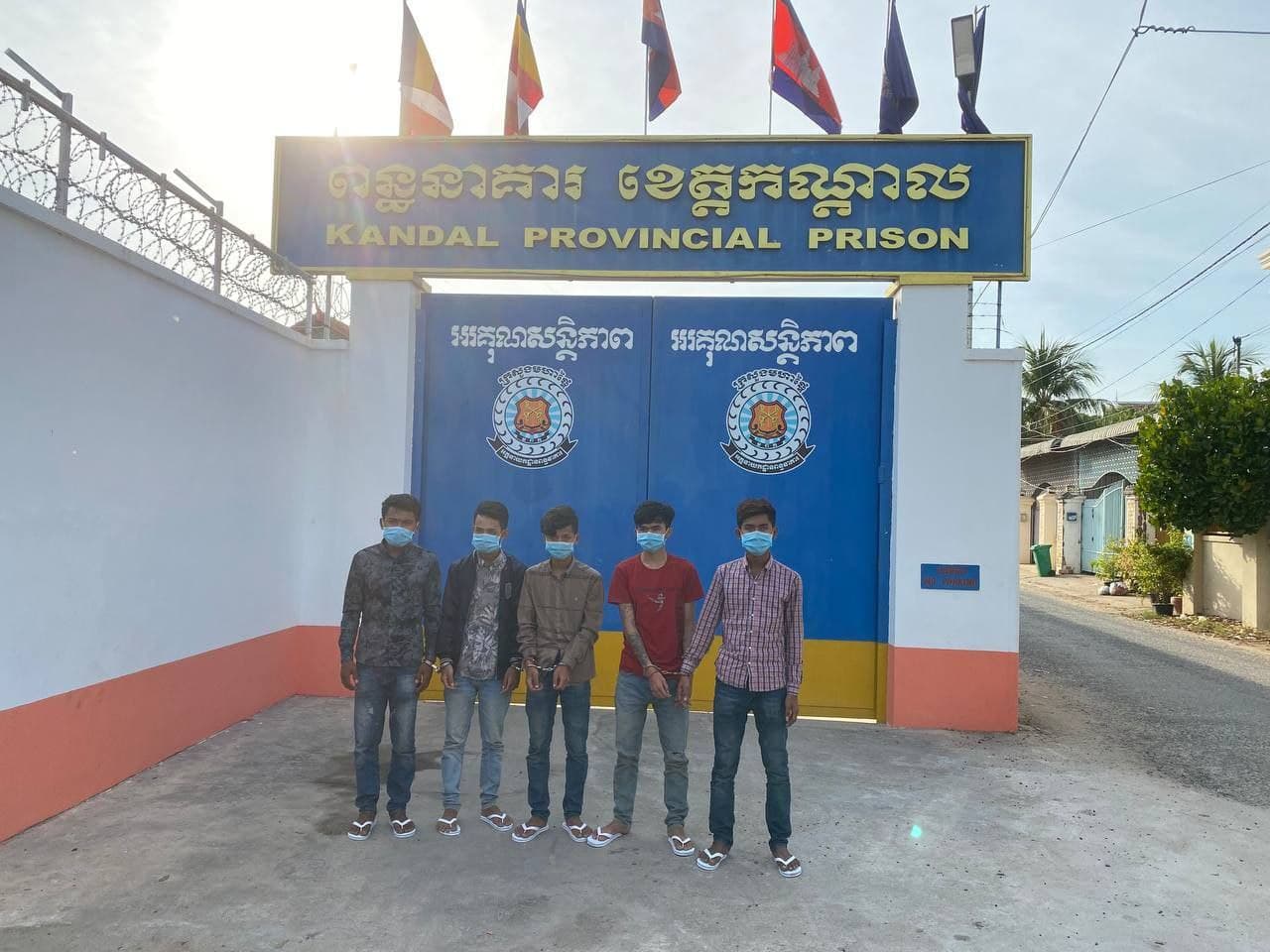 តុលាការខេត្តកណ្តាលសម្រេចចេញដីកាឃុំខ្លួនក្រុមចោរប្លន់ម៉ូតូយ៉ាងសកម្មប្រចាំរាជធានីនិងខេត្តកណ្តាលចំនួន ០៥នាក់ ដាក់ពន្ធនាគារបណ្ដោះអាសន្ន