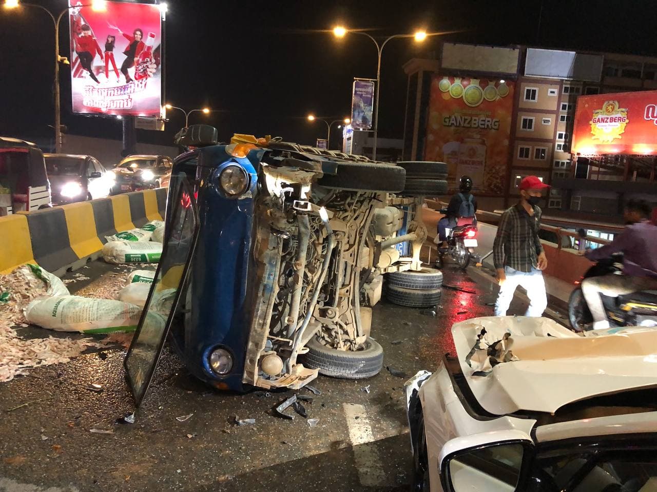 រថយន្តស៊េរីទំនេីប BMW បុករថយន្តកូរ៉េ ពីក្រោយ និងរុញទៅបុករបាំងថ្ម បណ្ដាលឲ្យក្រឡាប់ផ្ងារជេីងម្ខាងចាក់ពោះត្រីពេញលេីស្ពានអាកាសក្បាលថ្នល់