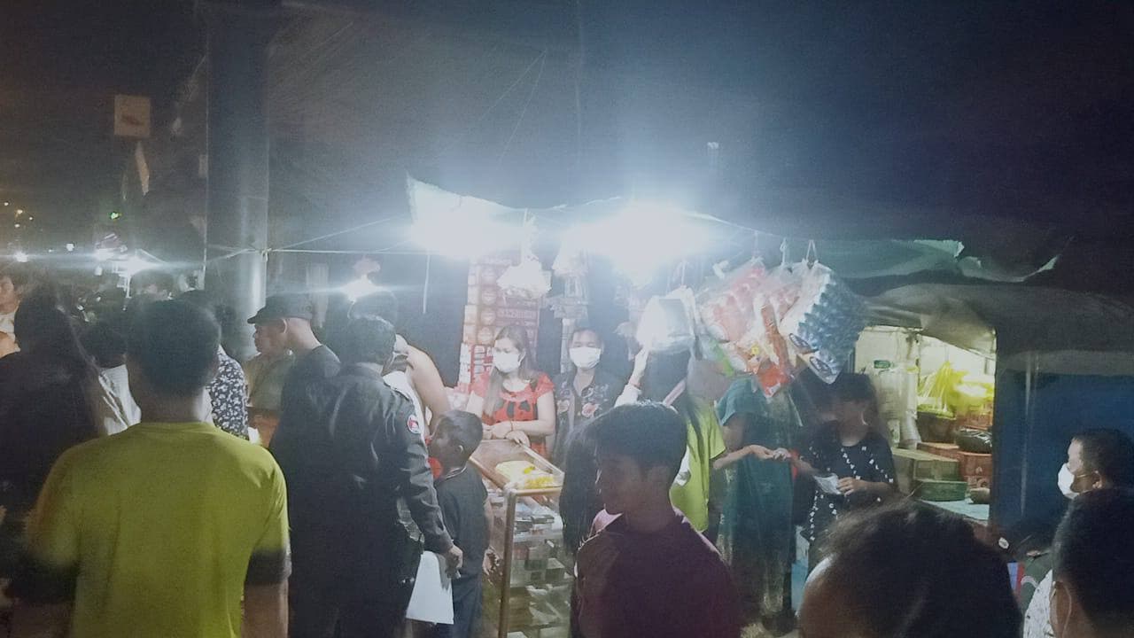 បុរសម្នាក់ឈរក្បែរបង្កាន់ដៃស្ពាន មិនប្រយ័ត្ន ក៏រអិលធ្លាក់ចូលប្រឡាយទឹកស្អុយបឹងសាឡាងលង់ស្លាប់យ៉ាងអាណោចអាធម៌
