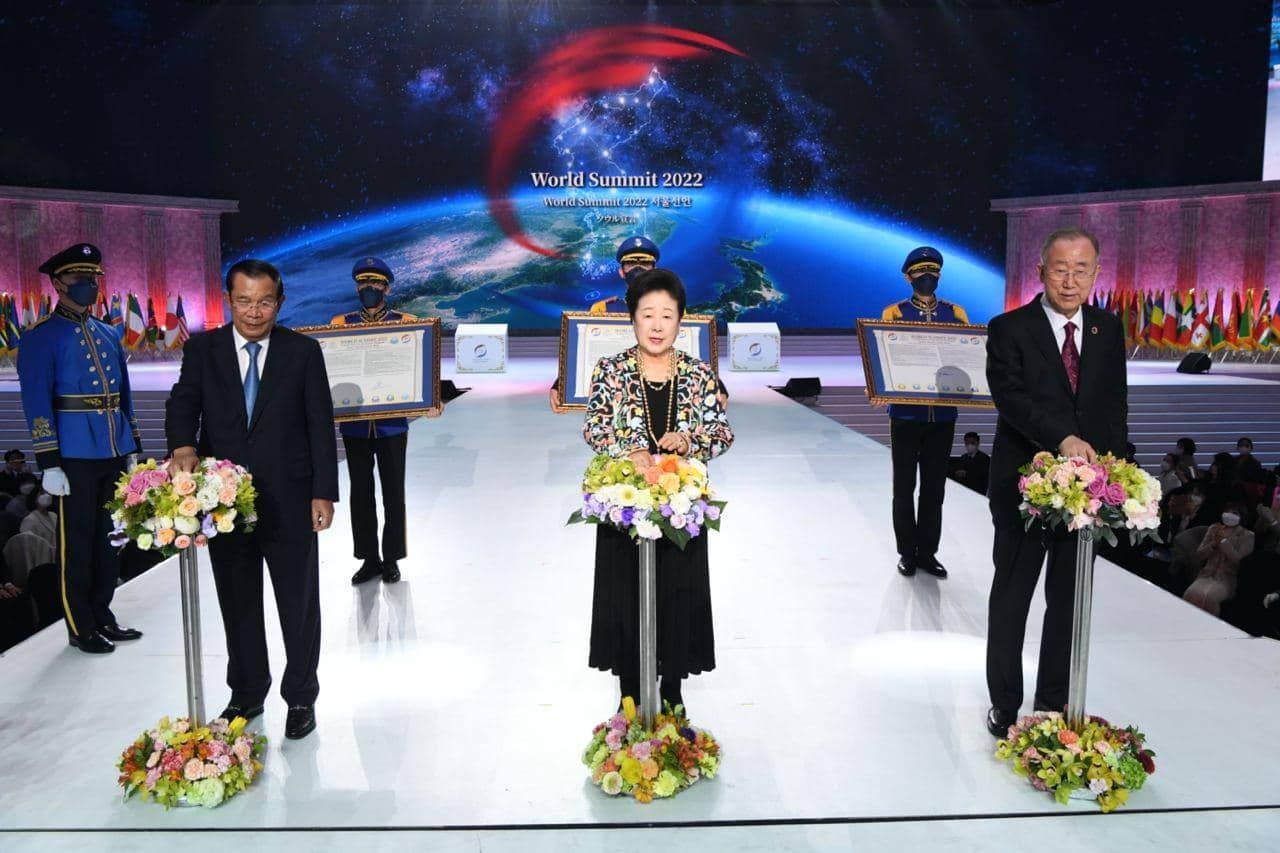 សេចក្តីថ្លែងការណ៍រួមនៃកិច្ចប្រជុំសន្តិភាពពិភពលោក ឆ្នាំ២០២២ ដែលមាន ១១ចំណុច ត្រូវបានសម្តេចតេជោ ហ៊ុន សែន និងសហប្រធាននៃកិច្ចប្រជុំ ចុះហត្ថលេខារួមគ្នា
