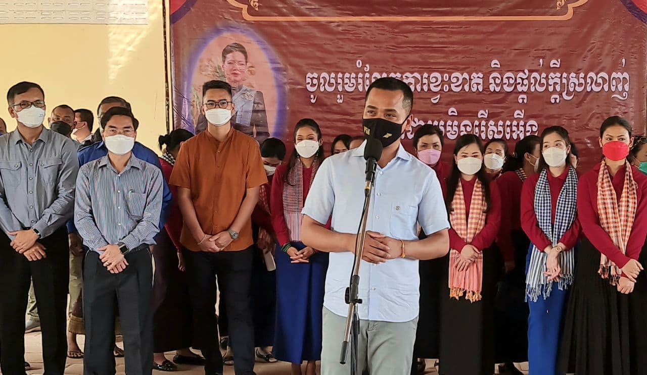 ដើម្បីអបអរ ទិវានៃក្តីស្រឡាញ់ ១៤កុម្ភៈ សម្ដេចក្រឡាហោម ស ខេង និង លោកជំទាវ បានចែកជូនកង់ដល់សិស្សក្រីក្រ ៣០០នាក់ នៅស្រុកគាស់ក្រឡ និងស្រុកមោងឫស្សី ខេត្តបាត់ដំបង