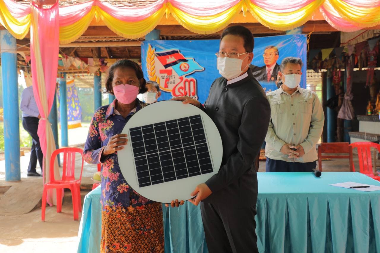 ឯកឧត្តម អ៊ាង សុផល្លែត ផ្តល់សម្ភារៈ និងថវិកា ជូនលោកគ្រូ អ្នកគ្រូ សិស្សានុសិស្ស និងប្រជាពលរដ្ឋនៅក្នុងឃុំដំរិល ស្រុកអូររាំងឪ ខេត្តត្បូងឃ្មុំ