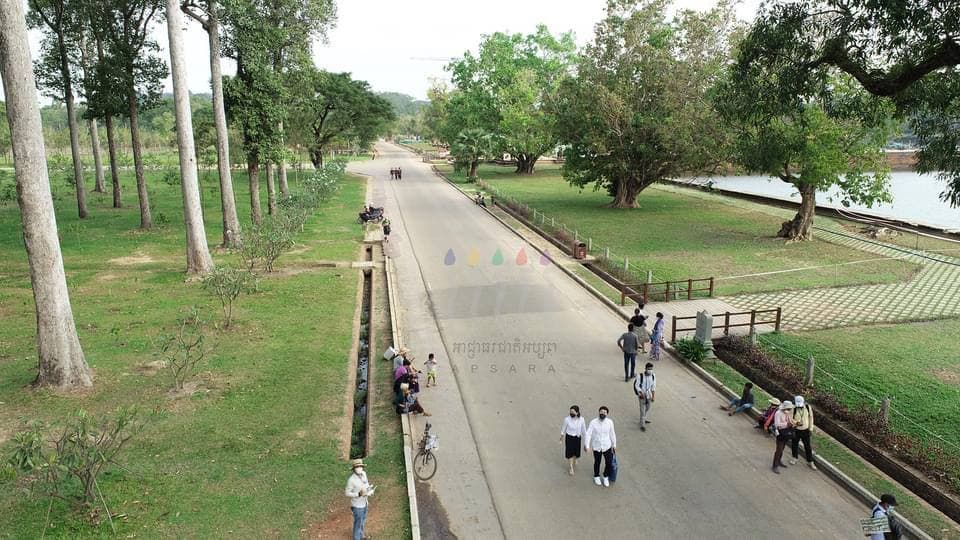 វាលស្មៅនៅមុខប្រាសាទអង្គរវត្តមានសោភ័ណភាពបៃតងខួបប្រាំងខួបវស្សា