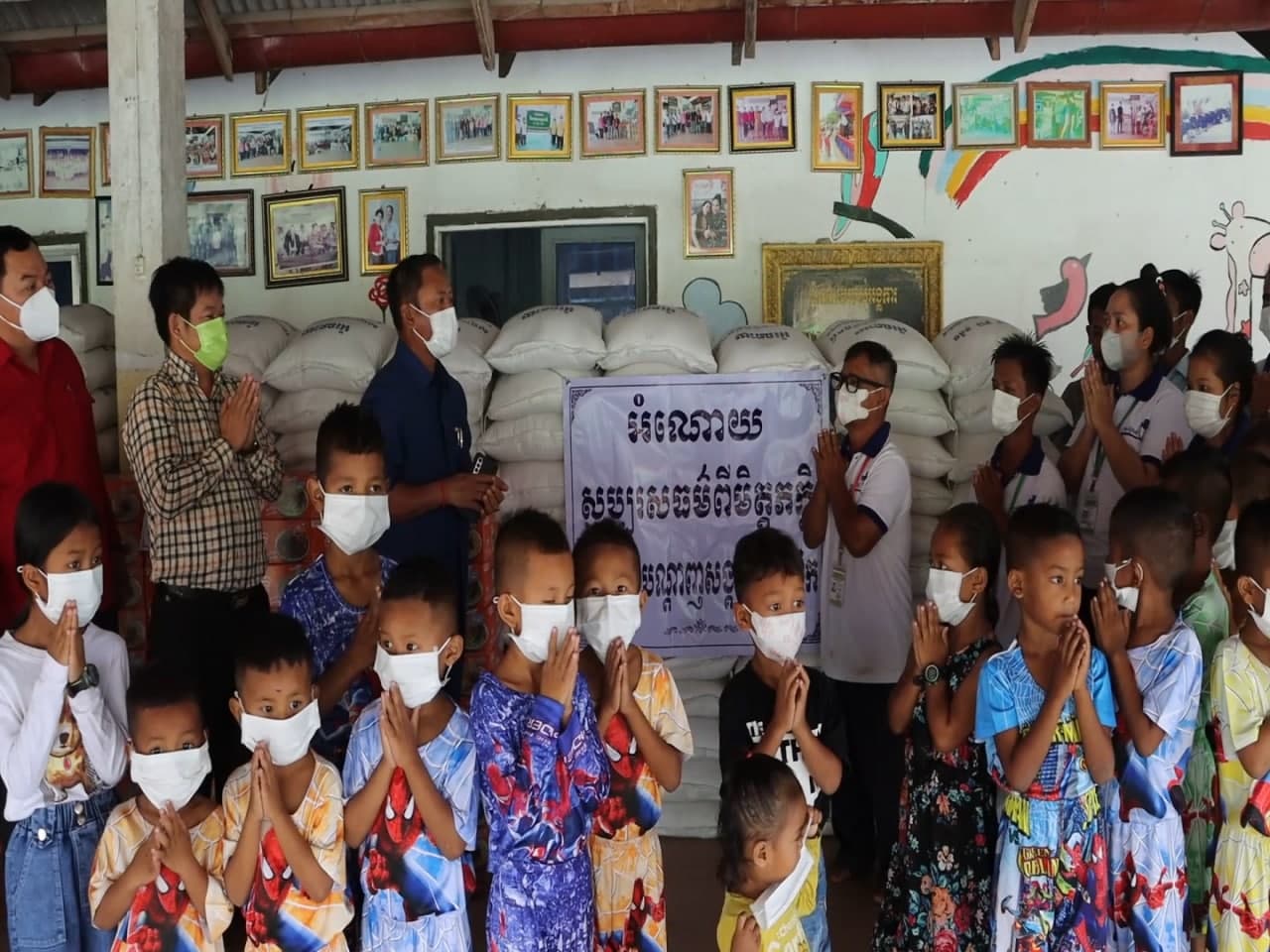 អភិបាលខេត្តកំពង់ស្ពឺ នាំអំណោយជាគ្រឿងឧបភោគបរិភោគជូនកុមារកំព្រា និងផ្តាំផ្ញើឲ្យមានការថែទាំ ឲ្យរៀនសូត្រឲ្យបានគ្រប់ៗគ្នា