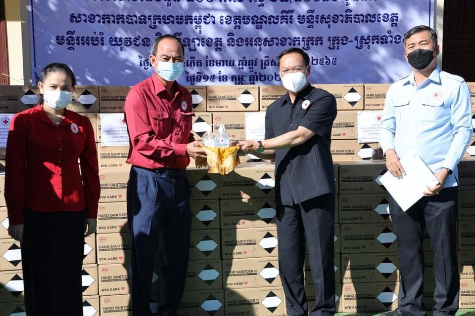 កាកបាទក្រហមកម្ពុជាប្រគល់ជែលលាងដៃដល់សាខាកាកបាទក្រហមកម្ពុជាខេត្តមណ្ឌលគិរីដើម្បីចូលរួមទប់ស្កាត់ការចម្លងវីរុសកូវីដ-១៩