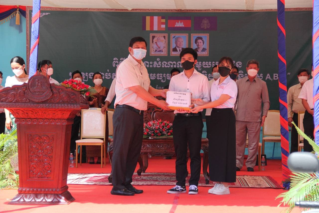 ឯកឧត្តម សាយ សំអាល់ បានផ្តល់រង្វាន់លើកទឹកចិត្ត ជាម៉ូតូ និង ថវិកា ជូនសិស្សានុសិស្សនៅខេត្តព្រះសីហនុ ដែលបានប្រឡងជាប់និទ្ទេស A. B. និង C