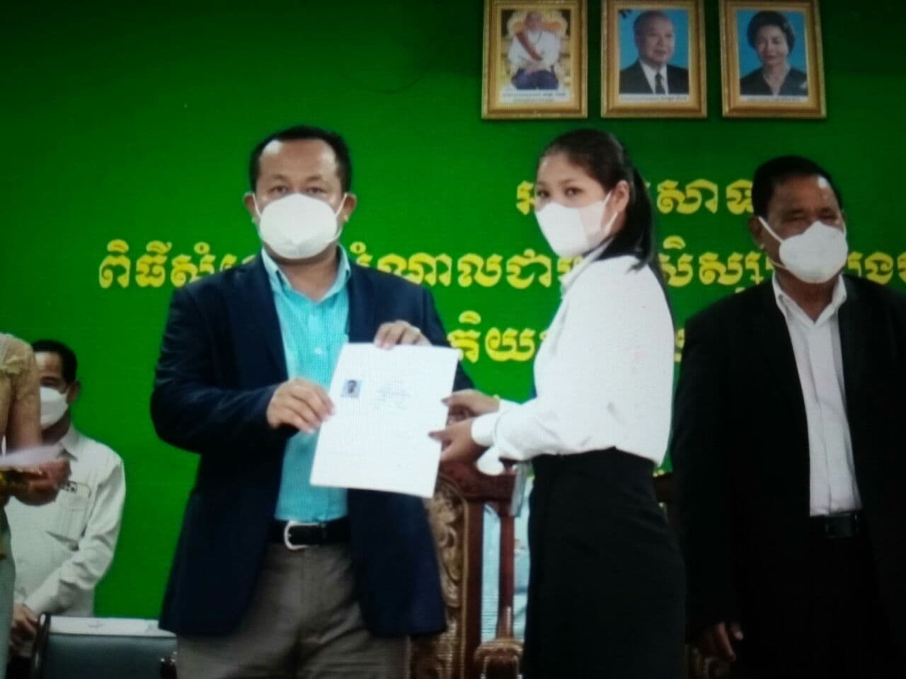 សិស្សានុសិស្សដែលប្រឡងជាប់មធ្យមសិក្សាទុតិយភូមិឆ្នាំ២០២២ ចំនួន ២៦០នាក់ ទទួលបាន សញ្ញាប័ត្រ ពី មន្ទីរឣប់រំយុវជននិងកីឡាខេត្តកែប
