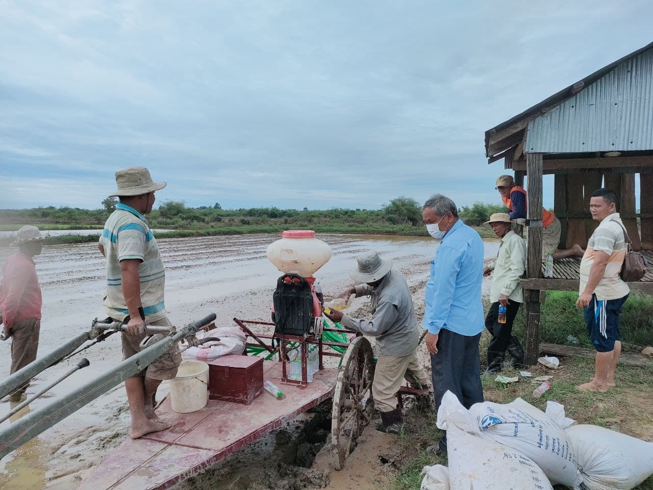 មន្ទីរកសិកម្មរុក្ខាប្រមាញ់ និងនេសាទខេត្តកំពង់ធំ អំពាវនាវកសិករទាំងអស់ងាកមកប្រើប្រាស់ម៉ាស៊ីនដាំស្រូវជាជួរ គឺសន្សំសំចៃកម្លាំងនិងពូជស្រូវ
