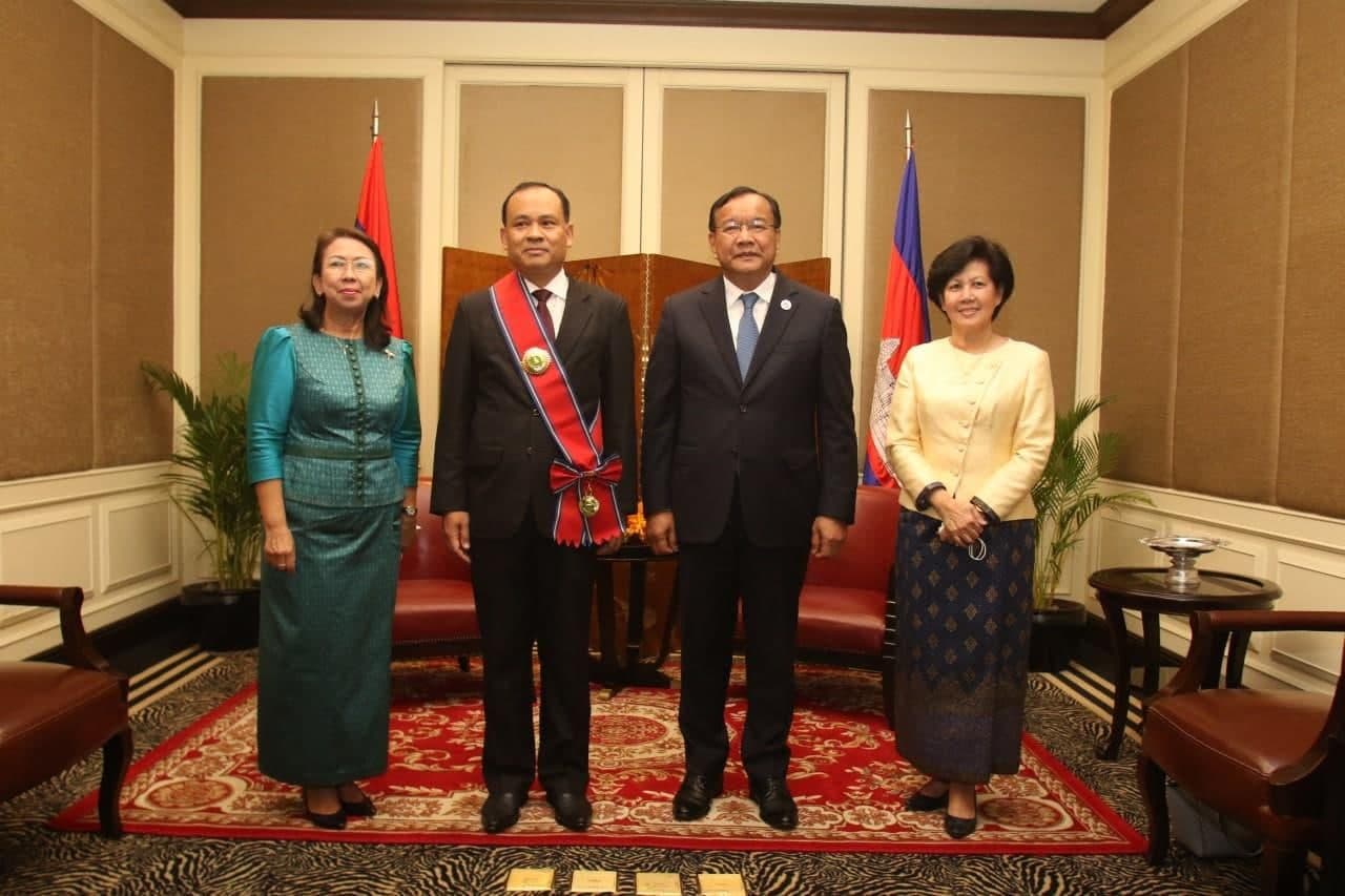 ទូតឡាវចប់អាណត្តិ ទទួលបានមេដាយសហមេត្រី ថ្នាក់មហាសេនា ពីរាជរដ្ឋាភិបាលកម្ពុជា