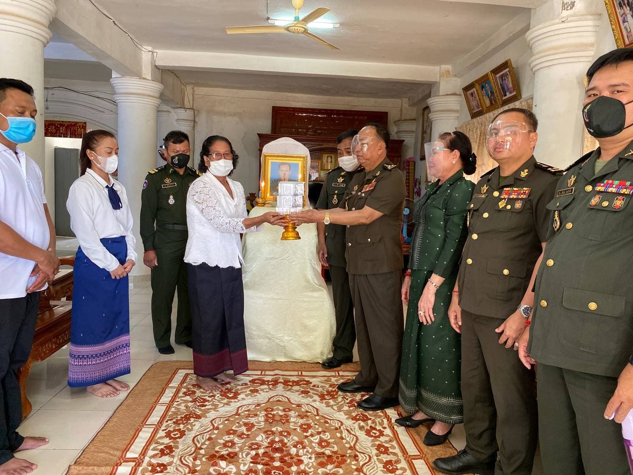 ថវិកាគោលនយោបាយរបស់រាជរដ្ឋភិបាលជាង ៣០លានរៀល ត្រូវបានផ្តល់ជូនគ្រួសារ សពឧត្តមសេនីយ៍ទោចូលនិវត្តន៍ អ៊ិត សាឯម ដល់លំនៅដ្ឋាន ក្រុងកំពង់ចាម ខេត្តកំពង់ចាម