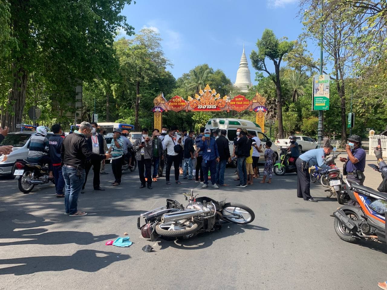 បុរសម្នាក់ បើកម៉ូតូ ក្នុងល្បឿនលឿន បុកឃឿនថ្មពេញទំហឹង បណ្តាលឱ្យដួលបោកក្បាល និងថ្នល់ស្លាប់ភ្លាមៗ