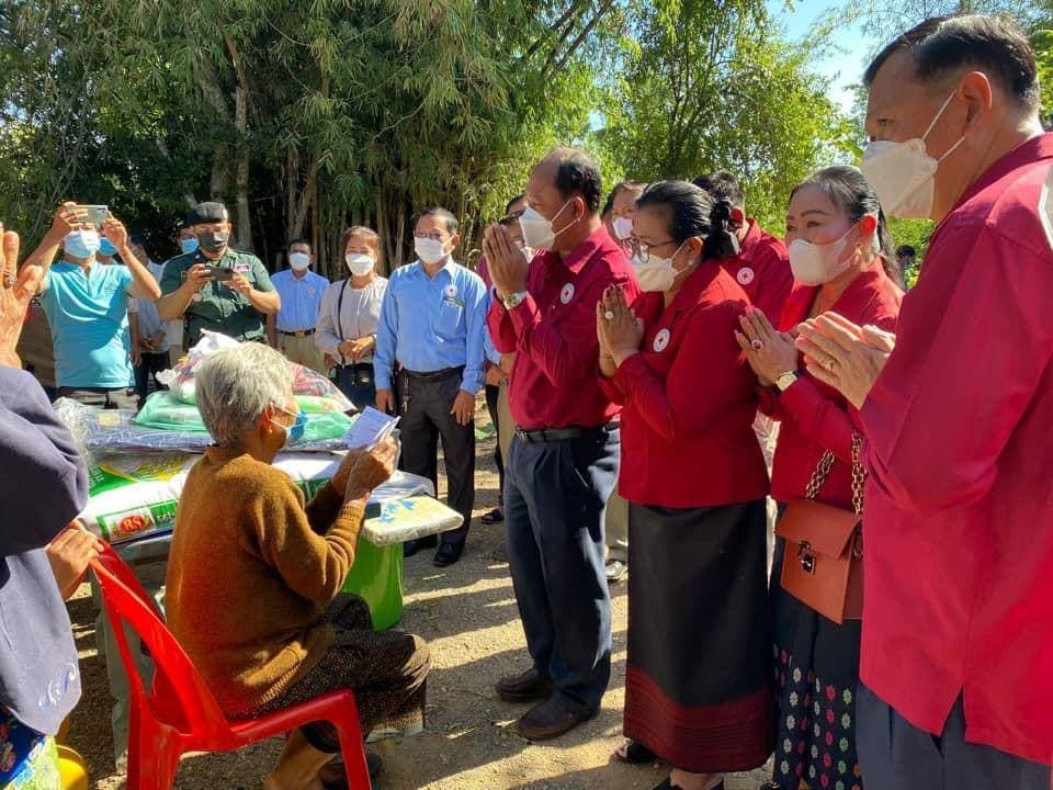 គ្រួសាររងគ្រោះភ្លើងឆេះផ្ទះ ៤គ្រួសារ បានទទួលអំណោយ គណៈកម្មាធិការសាខាកាកបាទក្រហមកម្ពុជាខេត្តបន្ទាយមានជ័យ