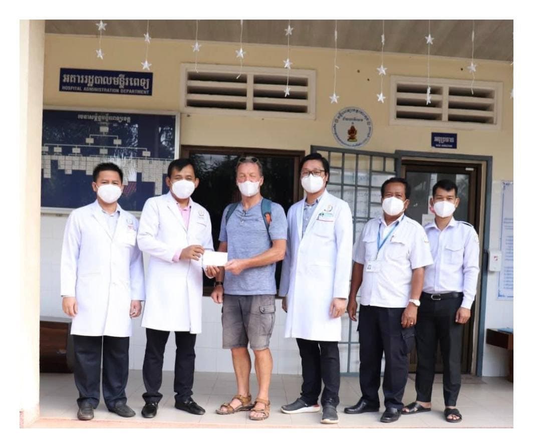 ភ្ញៀវទេសចរជនជាតិអង់គ្លេសឈ្មោះ Dennis Tonwnson ឧបត្ថម្ភថវិកាចំនួន ៥០ដុល្លារដល់មន្ទីរពេទ្យបង្អែកខេត្តកោះកុង