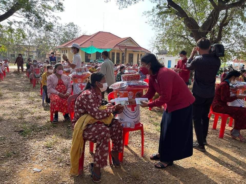 ស្រ្តីមានផ្ទៃពោះ ស្រ្តីកំពុងបំបៅដោះកូន និងគ្រួសារជួបការលំបាកក្នុងស្រុកកំពង់លែង ចំនួន ៩៣គ្រួសារ បានទទួលអំណោយសម្តេចគិត្តិព្រឹទ្ធបណ្ឌិត ប៊ុនរ៉ានី ហ៊ុនសែន