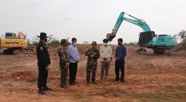 ឧត្តមសេនីយ៍ទោ សោម ស៊ុន ពិនិត្យសកម្មភាពសាងសង់ផ្លូវនិងប្រព័ន្ធប្រឡាយរំដោះទឹកលើដីសម្បទានសង្គមកិច្ច