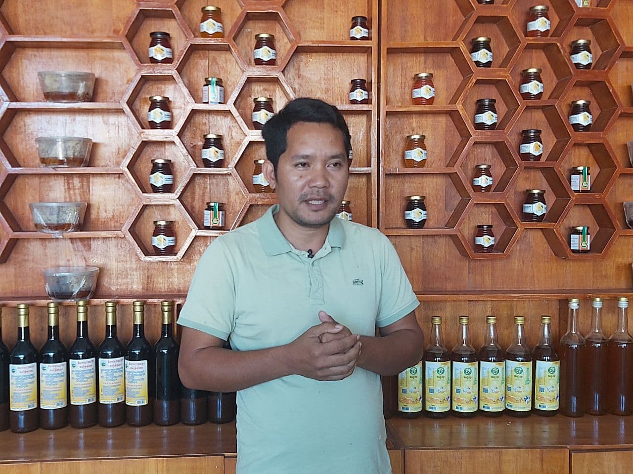 អ្នករកឃ្មុំធម្មជាតិ និងអ្នកចិញ្ចឹមឃ្មុំ បញ្ជាក់ពីទឺកឃ្មុំសុទ្ធនិងគុណភាពទឹកឃ្មុំ