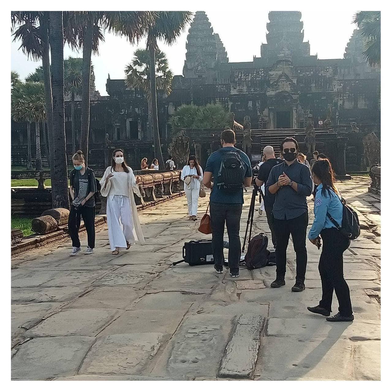 តារាភាពយន្តហូលីវូដលោកស្រី Angelina Jolie កាលពីថ្ងៃទី២០-២១ កុម្ភៈ ២០២២ បានចូលរួមពិធីសម្ពោធជាផ្លូវការនៃកម្មវិធីចិញ្ចឹមឃ្មុំសម្រាប់ស្ត្រី (Women for Bees) ក្រោមកិច្ចសហការជាមួយអង្គការយូណេស្កូ និងសម្របសម្រួលដោយអាជ្ញាធរជាតិអប្សរា