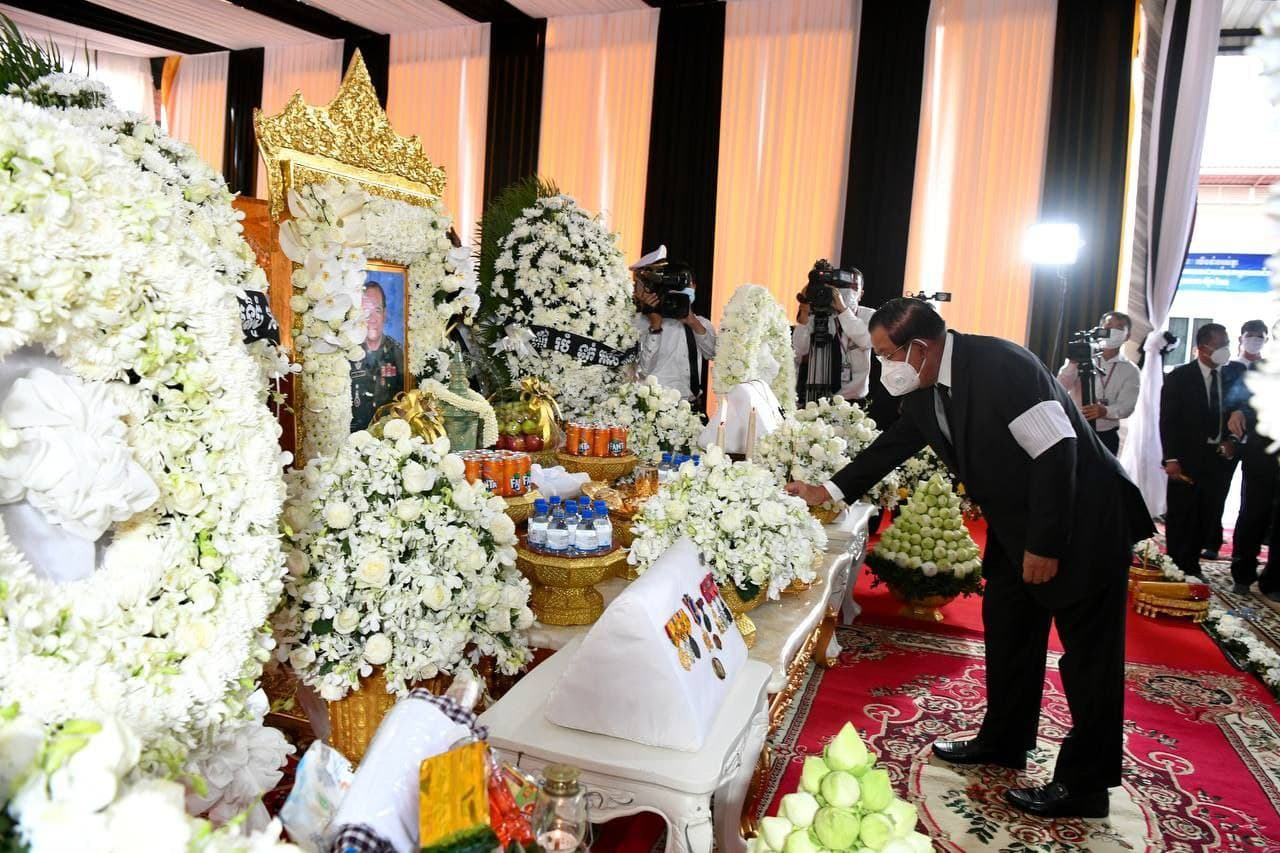 សម្តេចតេជោនាយករដ្ឋមន្រ្តី អញ្ជើញគោរពវិញ្ញាណក្ខន្ធសព ឯកឧត្តម នាយឧត្តមសេនីយ៍ សុខ សារឿន រដ្ឋលេខាធិការក្រសួងការពារពារជាតិ