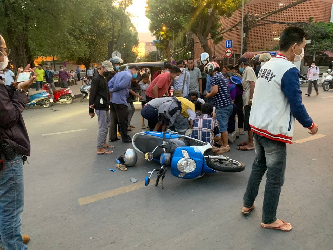 បុរសម្នាក់ បើកម៉ូតូក្នុងល្បឿនលឿន ជ្រុលបុករថយន្តពេញទំហឹង បណ្ដាលឱ្យដួលរងរបួសធ្ងន់