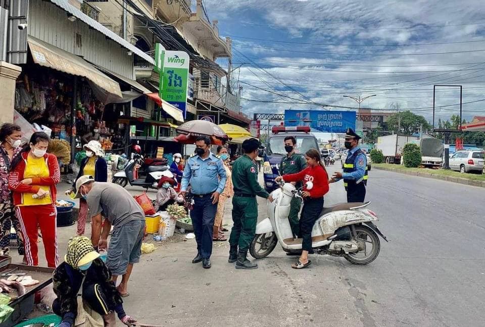 កម្លាំងនគរបាលខណ្ឌមានជ័យ ចុះរៀបចំសណ្តាប់ធ្នាប់ នៅលើផ្លូវលេខ២១៧