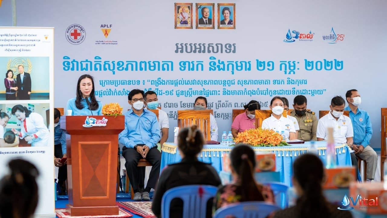 ស្រ្តីមានផ្ទៃពោះ និងមាតាទើបសម្រាលកូនចំនួន៧០នាក់នៅសង្កាត់គោករកា ទទួលអំណោយជាសម្ភារៈ និងថវិកាមួយចំនួនពីក្រុមហ៊ុនទឹកពិសាវីតាល់