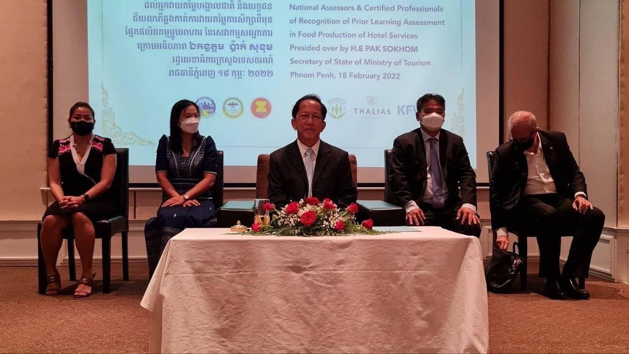ក្រសួងទេសចរណ៍ប្រគល់វិញ្ញាបនបត្រដល់អ្នកវាយតម្លៃបង្គោលជាតិ និងបេក្ខជនជ័យលាភីឆ្លងកាត់ការវាយតម្លៃការសិក្សាពីមុន ផ្នែកផលិតកម្មម្ហូបអាហារនៃសេវាកម្មសណ្ឋាគារ។