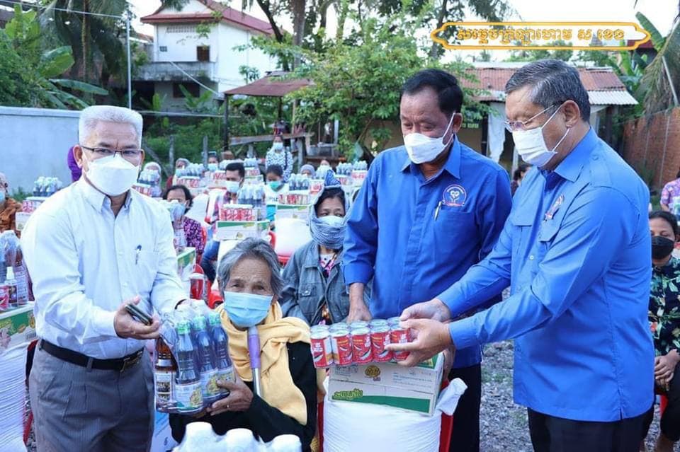 អំណោយសម្តេចក្រឡាហោម ស ខេងនិងលោកជំទាវត្រូវបាន ចែកជូនប្រជាពលរដ្ឋមានជីវភាពខ្វះខាតចំនួន១៤០គ្រួសារនៅខេត្តបាត់ដំបង