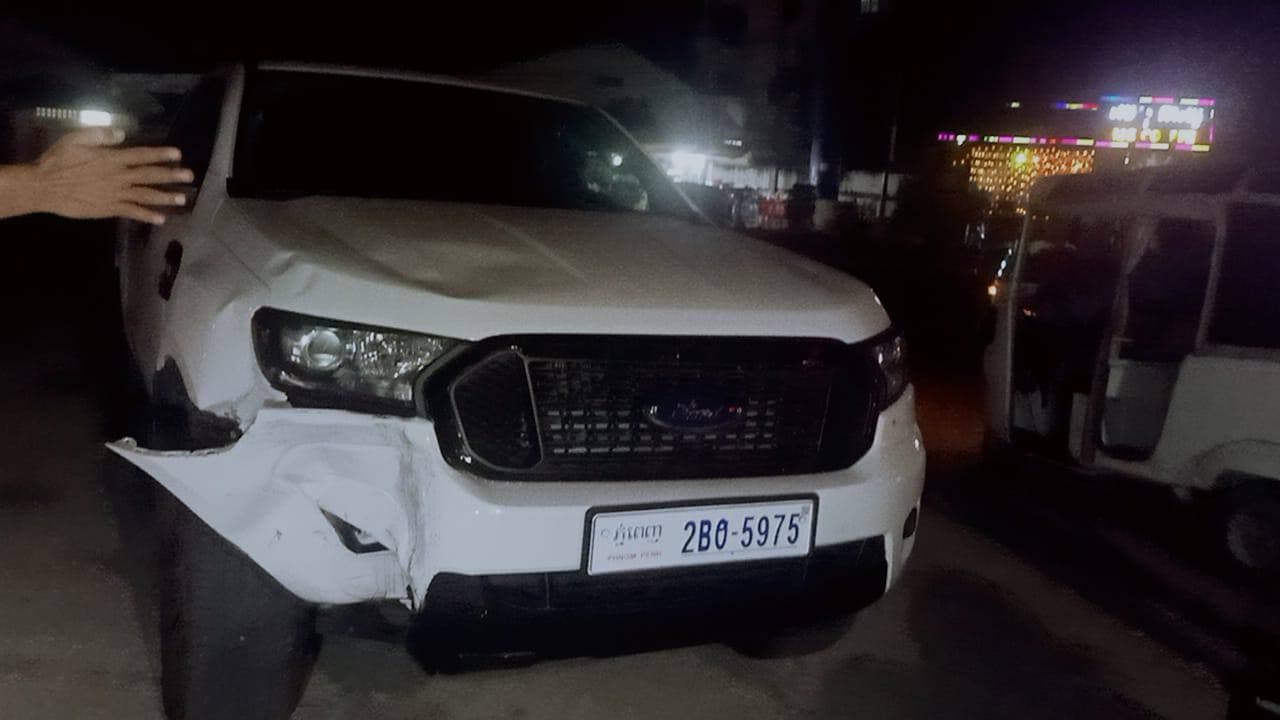 រថយន្ត  Ford Ranger បេីកបត់ត្រឡប់ក្រោយមិនប្រយ័ត្នត្រូវម៉ូតូពីចំហៀងពេញទំហឹងបណ្តាលឲ្យបុរស ២នាក់របួសធ្ងន់ស្រាល