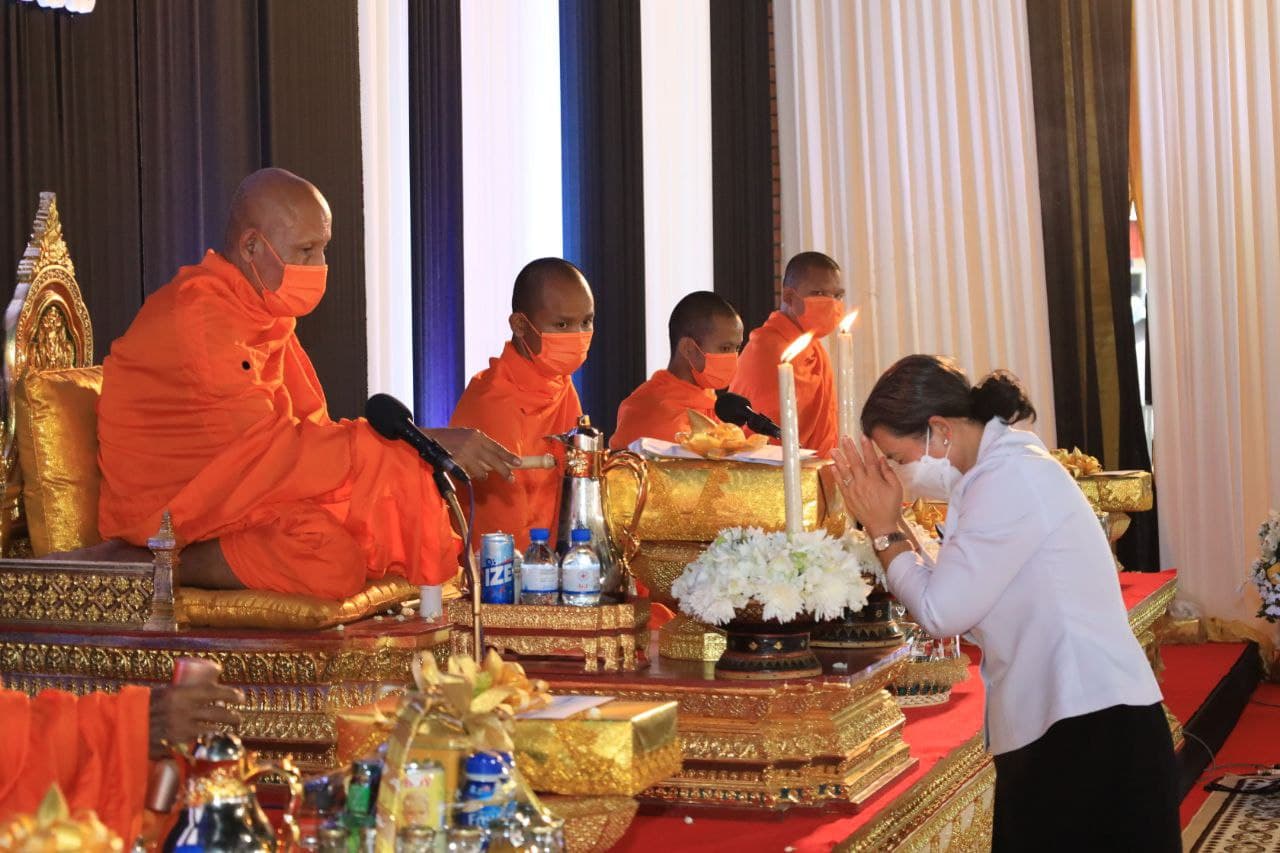 លោកជំទាវកិត្តិសង្គហបណ្ឌិត ម៉ែន សំអន បានអញ្ជើញចូលរួមក្នុងពិធីបុណ្យទក្ខិណានុប្បទាន ឧទ្ទិសកុសលជូនដល់វិញ្ញាណក្ខន្ធ  ឯកឧត្តមនាយឧត្តមសេនីយ៍ សុខ សារឿន
