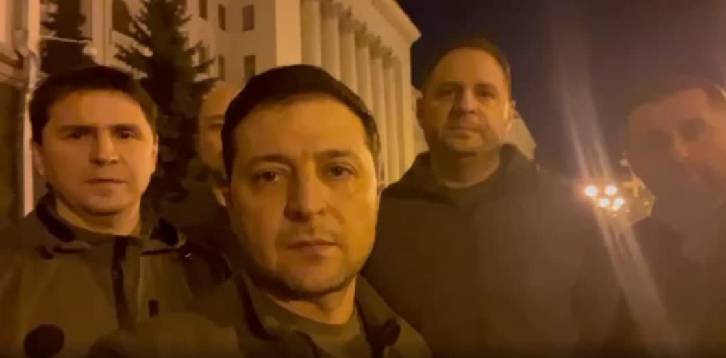 លោក Zelenskyy ប្រធានាធិបតីអ៊ុយក្រែនថាមន្រ្តីជាន់ខ្ពស់អ៊ុយក្រែន និងសមាជិកសភា នៅតែបន្តស្ថិតនៅក្នុងទីក្រុងកៀវ