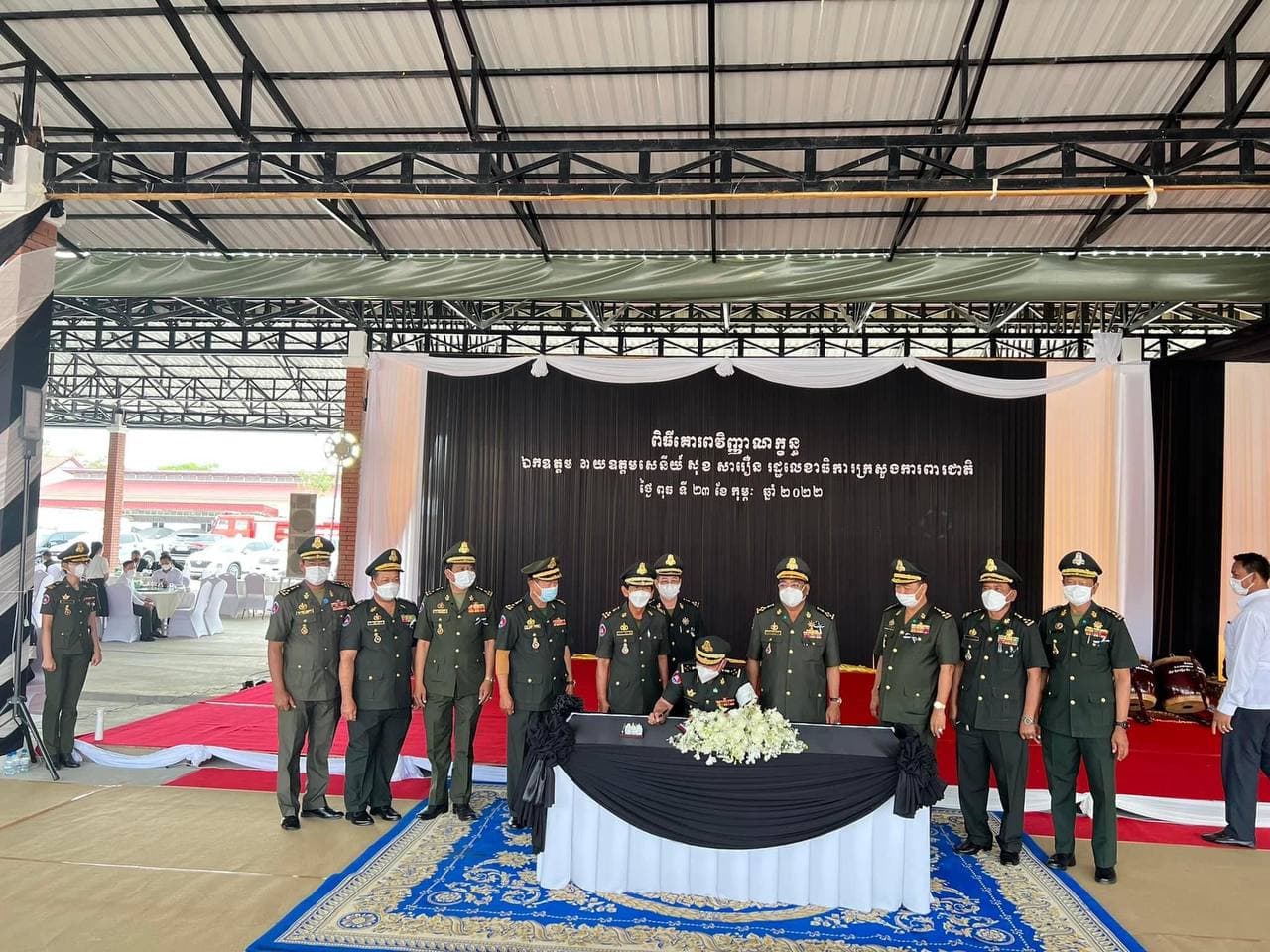 នាយឧត្តមសេនីយ៍ ហ៊ុយពិសិដ្ឋ និង នាយឧត្តមសេនីយ៍ ហ៊ីង ប៊ុនហៀងអញ្ជើញគោរពវិញ្ញាណក្ខន្ធសព ឯកឧត្តមនាយឧត្តមសេនីយ៍ សុខ សារឿន រដ្ឋលេខាធិការក្រសួងការពារជាតិ
